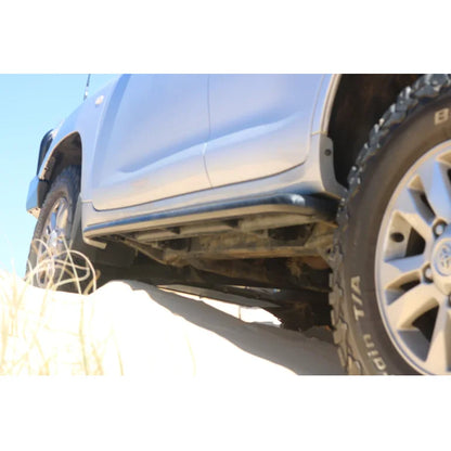 Silver toyota landcruiser 200 series fitted with rockarmor steel rockslider checker plate step on the side